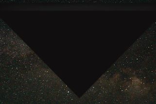 Temný trojúhelník nad základnou v Afghánistánu. Pentagon odtajnil další várku dokumentů o UFO - Novinky